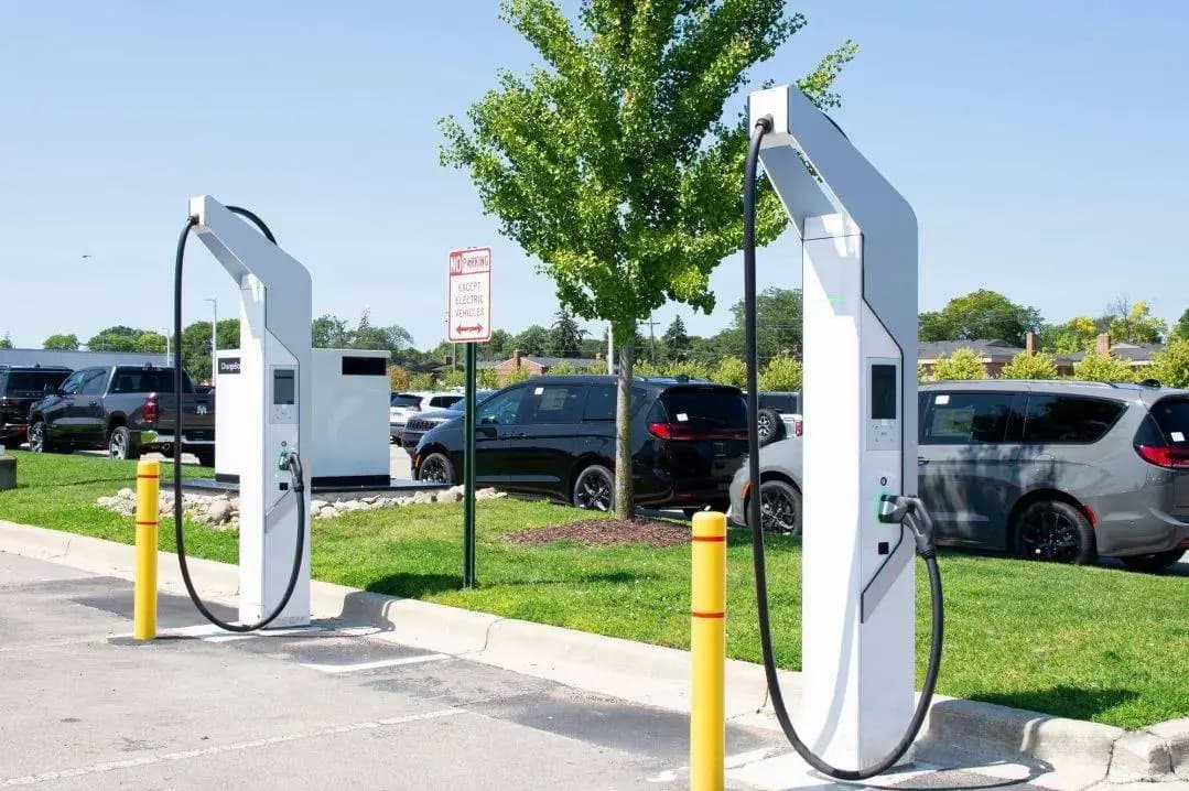 Electric vehicle charging station