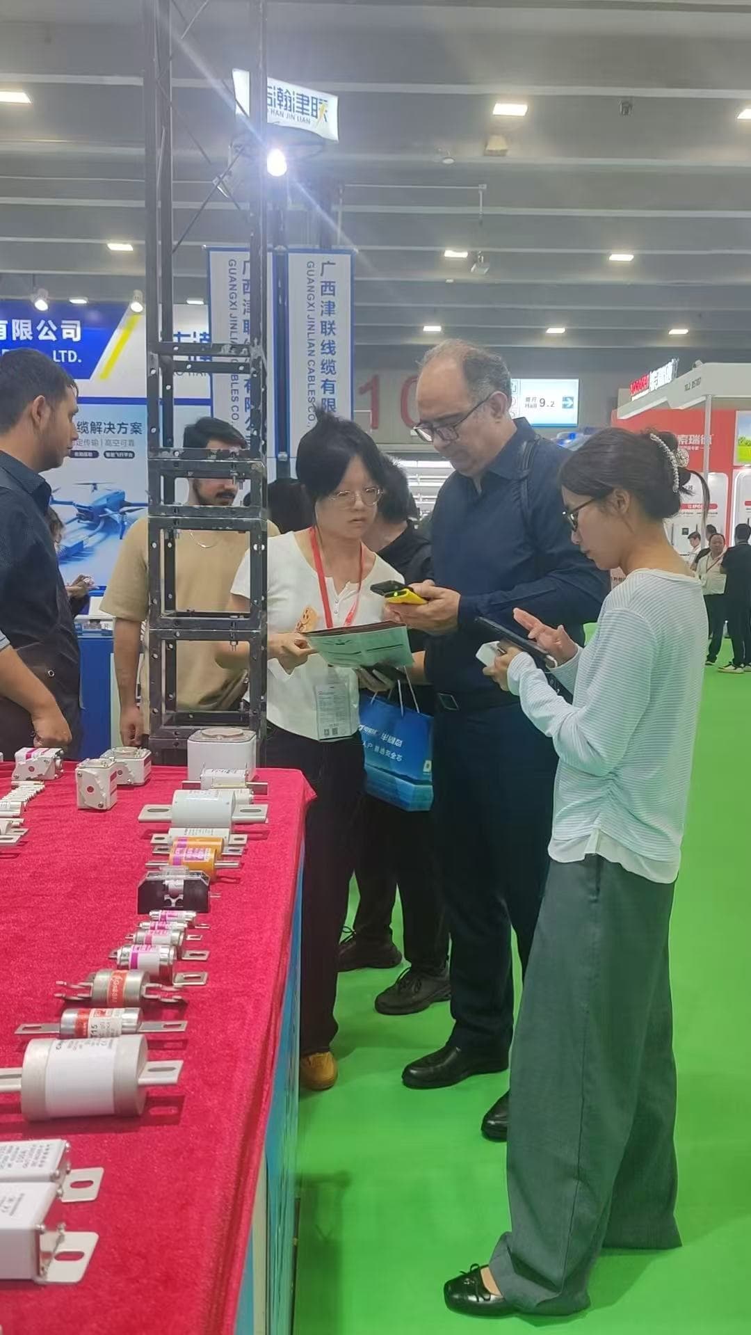 铭高团队与现场观众沟通熔断器应用