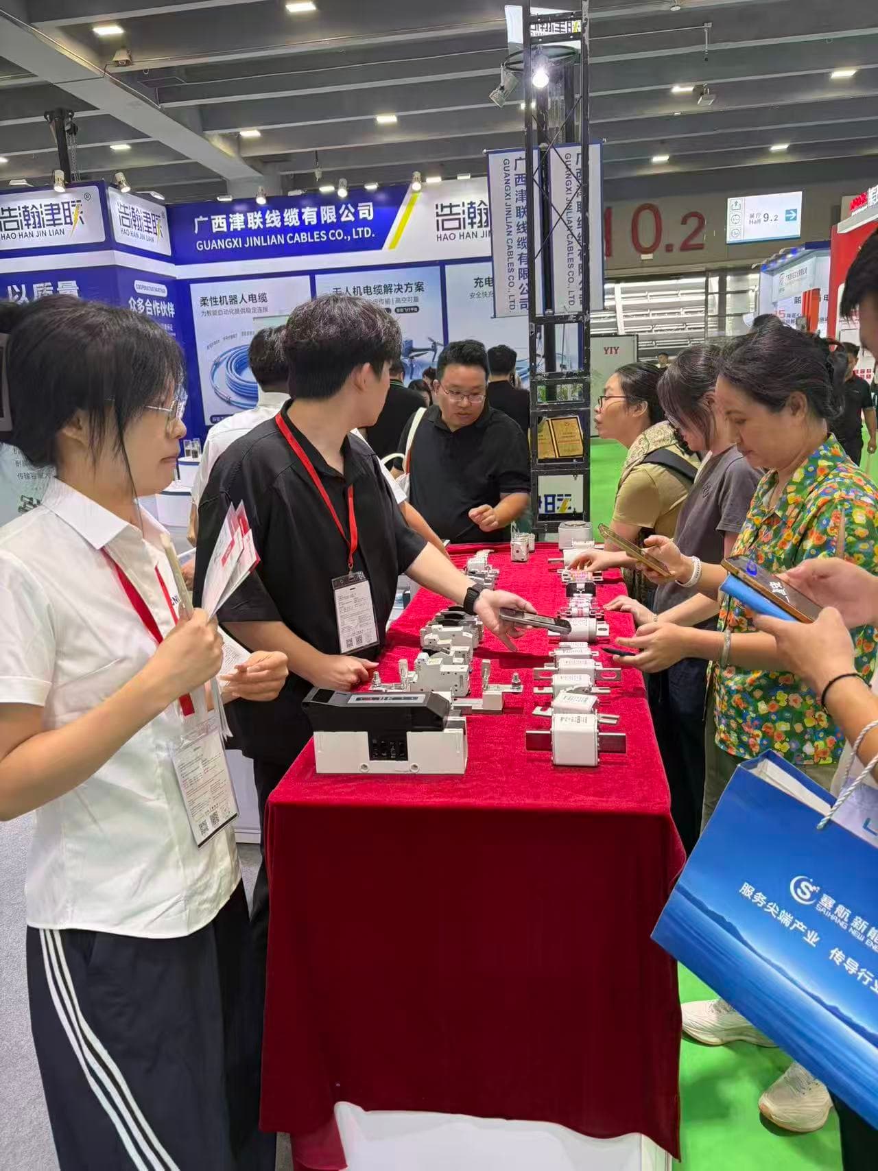 现场观众查看铭高熔断体与熔断器底座